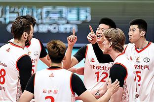 ?加油冲！中国男篮进场开始热身准备中日男篮大战！